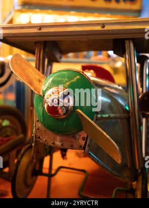 un volo da bambino in aereo in un parco divertimenti Foto Stock