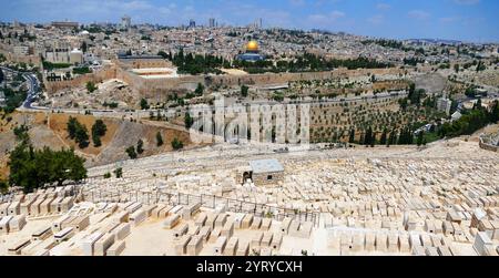 El Aqsa e la Cupola della roccia, (Qubbat al-Sakhrah), moschee, sul Monte del Tempio nella città vecchia di Gerusalemme. Inizialmente completato nel 691 d.C. per ordine del califfo omayyade Abd al-Malik. Costruito sul sito del tempio romano di Giove Capitolinus, che a sua volta era stato costruito sul sito del secondo tempio ebraico, distrutto durante l'assedio romano di Gerusalemme nel 70 d.C. La cupola originale crollò nel 1015 e fu ricostruita nel 1022-23. La Cupola della roccia è nel suo nucleo una delle più antiche opere esistenti di architettura islamica. Il grande significato del sito per i musulmani è la convinzione che il Pr Foto Stock