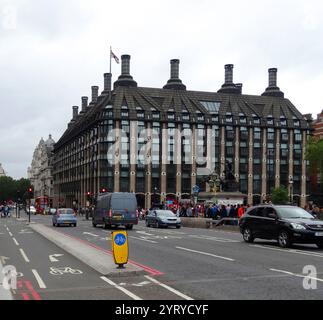 Portcullis House (PCH) è un edificio per uffici a Westminster, Londra, Regno Unito, che è stato commissionato nel 1992 e aperto nel 2001 per fornire uffici a 213 membri del parlamento e del loro staff Foto Stock