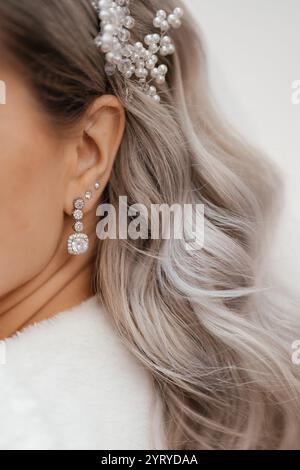 Gioielli nuziali orecchini e gioielli per capelli sulla sposa da vicino. Foto di alta qualità Foto Stock