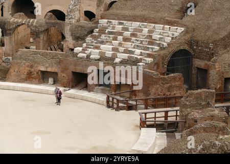 Dettagli interni dell'anfiteatro del Colosseo, Roma, Italia. Costruito in travertino, tufo e cemento a mattoni, è il più grande anfiteatro mai costruito. Il Colosseo si trova appena ad est del foro Romano. La costruzione iniziò sotto l'imperatore Vespasiano nel 72 d.C. e fu completata nel 80 d.C. sotto il suo successore ed erede Tito. Foto Stock