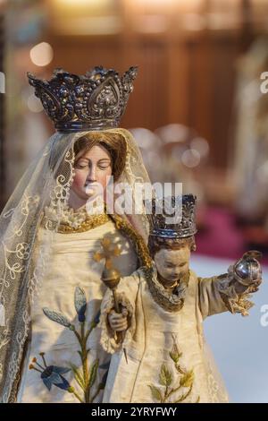 Dettaglio di un'antica statua religiosa raffigurante la Vergine Maria con Gesù bambino, enfatizzando l'arte sacra, il patrimonio culturale e la devozione storica. Foto Stock