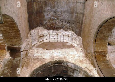 Dettagli interni dell'anfiteatro del Colosseo, Roma, Italia. Costruito in travertino, tufo e cemento a mattoni, è il più grande anfiteatro mai costruito. Il Colosseo si trova appena ad est del foro Romano. La costruzione iniziò sotto l'imperatore Vespasiano nel 72 d.C. e fu completata nel 80 d.C. sotto il suo successore ed erede Tito. Foto Stock