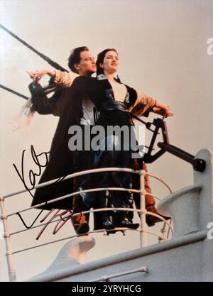 Immagine fissa dal film "Titanic", un film americano del 1997 diretto, scritto, co-prodotto e co-montato da James Cameron. Sulla base dei resoconti dell'affondamento del RMS Titanic, e vede Leonardo DiCaprio e Kate Winslet come membri di diverse classi sociali che si innamorano a bordo della nave durante il suo sfortunato viaggio inaugurale. Foto Stock