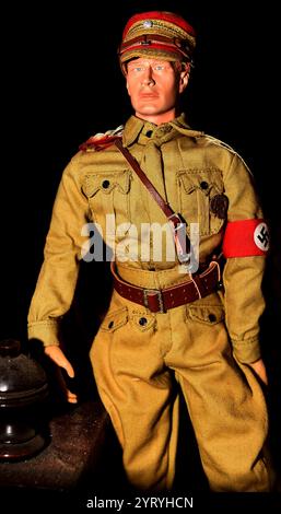 Modello di Sturmabteilung , membro della camicia paramilitare del partito nazista. Ebbe un ruolo significativo nell'ascesa al potere di Adolf Hitler negli anni '1920 e '1930 I suoi scopi principali erano fornire protezione ai raduni e alle assemblee naziste Foto Stock