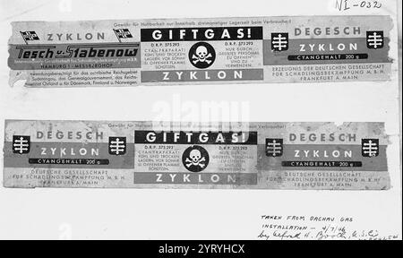 Etichette prelevate dalle taniche di Zyklon B dall'installazione del gas Dachau 1946. Lo Zyklon B era un pesticida a base di cianuro inventato in Germania nei primi anni '1920 Consisteva di cianuro di idrogeno (acido prussiano), così come un irritante per gli occhi cautelari e uno dei numerosi adsorbenti come la terra diatomacea. Il prodotto è noto per il suo uso da parte della Germania nazista durante l'Olocausto per uccidere circa 1,1 milioni di persone in camere a gas installate ad Auschwitz-Birkenau, Majdanek e in altri campi di sterminio. Foto Stock