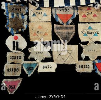 Distintivi indossati dagli ebrei e dall'OST Ostarbeiter ("operaio orientale"), lavoratori stranieri schiavisti si riunirono dall'Europa centrale e orientale occupata per svolgere il lavoro forzato in Germania durante la seconda guerra mondiale Foto Stock