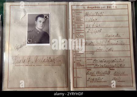 Documento di identità nazista tedesco utilizzato da un soldato in un campo di morte durante la seconda guerra mondiale. Foto Stock