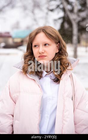 Quindicenne russa, un'adolescente allegra con un sorriso naturale, che cattura l'essenza dell'energia giovanile e dell'innocenza. Irradia fiducia in Foto Stock