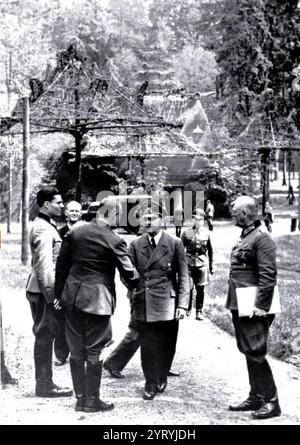 Claus Schenk, Graf von Stauffenberg, Karl-Jesko von Puttkamer, Adolf Hitler e Wilhelm Keitel al Wolf's Tair nel luglio 1944 prima del tentativo di assassinare il Fuhrer. Foto Stock