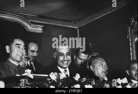 Zhou Enlai (a sinistra) durante il suo tour in Egitto, con Gamal Abdel Nasser Foto Stock