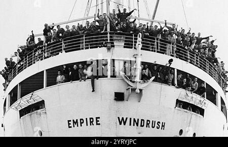 Nel 1948, Empire Windrush portò gli immigrati delle Indie occidentali nel Regno Unito, trasportando 027 passeggeri e due stivali in un viaggio dalla Giamaica al porto di Tilbury vicino a Londra. 802 di questi passeggeri hanno dato il loro ultimo paese di residenza come da qualche parte nei Caraibi. Il viaggio di Windrush del 1948 divenne molto noto; i cittadini dei Caraibi britannici che giunsero nel Regno Unito nel periodo successivo alla seconda guerra mondiale, compresi quelli che giunsero su altre navi, sono talvolta indicati come la generazione Windrush. Foto Stock