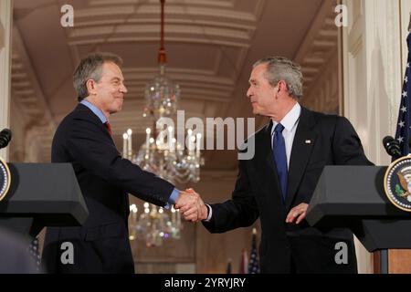 Il presidente George W. Bush e il primo ministro britannico Tony Blair stringono la mano a seguito di una stampa congiunta disponibile giovedì 25 maggio 2006 nella sala orientale della Casa Bianca durante la quale hanno promesso il loro continuo sostegno al nuovo governo iracheno. Foto Stock