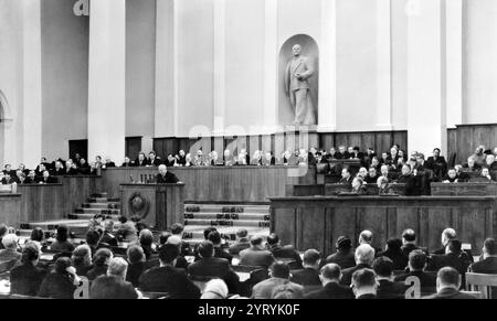 Estremamente scarse e importanti prime edizioni del discorso segreto di Khrushchev, uno dei testi che definiscono il XX secolo e la storia della Guerra fredda. Il suo discorso, fatto il 25 1956 febbraio a una sessione chiusa di delegati del Partito Comunista, denunciò il defunto leader sovietico Stalin e mirava a distruggere l'immagine e l'eredità del defunto dittatore. ? Khrushchev ha ricordato il Testamento di Lenin, un documento a lungo soppresso in cui Vladimir Lenin aveva avvertito che Stalin avrebbe probabilmente abusato del suo potere, e poi ha citato numerosi casi di tali eccessi? Foto Stock