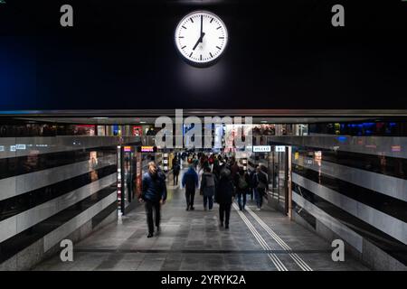 3-12-2024 Zurigo, Svizzera. Shopville. Folle confuse di persone che si spostano attraverso un corridoio sotterraneo per lo shopping alla stazione ferroviaria principale. Foto Stock