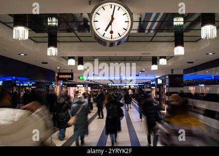 3-12-2024 Zurigo, Svizzera. Shopville. Folle confuse di persone che si spostano attraverso un corridoio sotterraneo per lo shopping alla stazione ferroviaria principale. Foto Stock