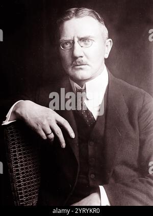 Hjalmar Schacht (1877 1970), economista tedesco, banchiere e Commissario valutario e presidente della Reichsbank sotto la Repubblica di Weimar. Era un feroce critico degli obblighi di riparazione del suo paese dopo la prima guerra mondiale. Ha servito nel governo di Adolf Hitler come presidente della Banca centrale (Reichsbank) 1933?1939 e come ministro dell'economia (agosto 1934 ? Novembre 1937). Foto Stock