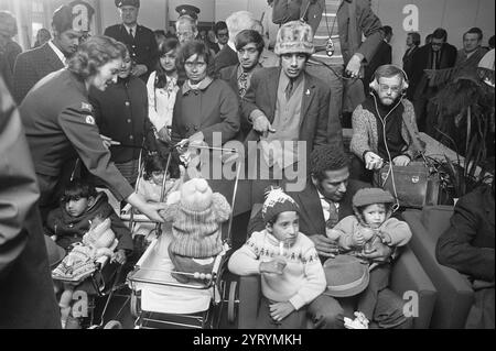 Asiatici espulsi dall'Uganda all'aeroporto di Schiphol nei Paesi Bassi, in rotta verso il Regno Unito. Foto Stock