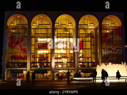 Vista del Metropolitan Opera al Lincoln Centre, New York Foto Stock