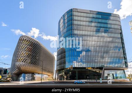 Adelaide, Australia meridionale - 14 luglio 2024: Australian Bragg Centre for Proton Beam Therapy and Cancer Research e SAHMRI vista dal North Terrac Foto Stock