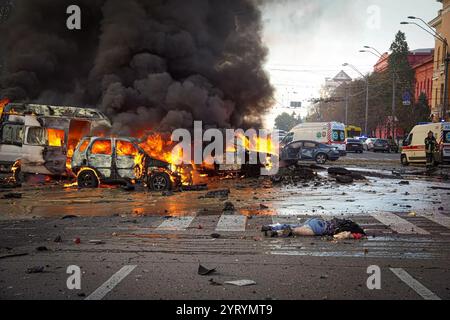 Kiev, Ucraina, dopo gli attacchi missilistici russi del 10 ottobre 2022. Incrocio tra via Volodymyrska e viale Taras Shevchenko. Credito: Main Direct Foto Stock