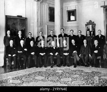 L'ultimo governo del primo Ministro Winston Churchill del 1955. Seconda fila da sinistra a destra: Osbert Peake, Ministro delle pensioni; George Edward Peter Thorneycroft, Presidente del Board of Trade; Walter Turner Monckton, Ministro del lavoro e del servizio nazionale; l'On. James Gray Stuart, Segretario di Stato per la Scozia; Gwilym Lloyd George, Segretario di Stato per gli affari interni e Segretario di Stato per gli affari gallesi; Alan Tindal Lennox-Boyd, Segretario di Stato per le colonie Edwin Duncan Sandys, Ministro degli alloggi e del governo locale della pesca; Sir David McAdam ECC Foto Stock