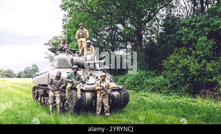 La prima unità corazzata afroamericana DEGLI STATI UNITI ad entrare in combattimento durante la seconda Guerra Mondiale, Il 761st Tank Battalion. Conosciuta come le Pantere nere, l'unità si è dimostrata più che capace di vivere all'altezza del loro motto di? Ma come rivela questo programma una tantum, hanno dovuto combattere non solo il nemico all'estero, ma anche in patria. 1944 Foto Stock