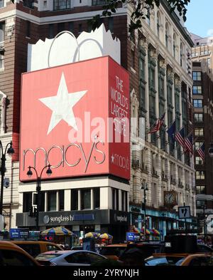 Macy's New York City (originariamente R. H. Macy & Co.) è una catena di grandi magazzini statunitense fondata nel 1858 da Rowland Hussey Macy. È un marchio gemello della catena di grandi magazzini Bloomingdale da quando è stata acquisita dalla holding di Cincinnati Federated Department Stores nel 1994, che si è rinominata Macy's, Inc. Nel 2007. È la più grande azienda di grandi magazzini per vendite al dettaglio negli Stati Uniti a partire dal 2015. Foto Stock