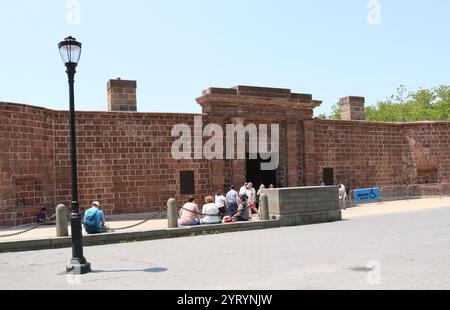 Castle Clinton a Battery Park, Manhattan, New York, Stati Uniti. Costruito come forte poco prima della guerra del 1812. Fu ribattezzato Castle Clinton nel 1815 dopo la guerra, in onore del sindaco DeWitt Clinton, Foto Stock