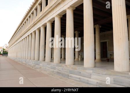 La Stoa di Attalo era un passaggio pedonale coperto o portico nell'Agorà di Atene, in Grecia. Fu costruita e prende il nome dal re Attalo II di Pergamo, che regnò tra il 159 a.C. e il 138 a.C. L'edificio attuale è stato ricostruito dal 1952 al 1956 Foto Stock