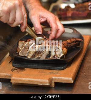 Bistecca di manzo alla griglia, primo piano, selettiva Foto Stock