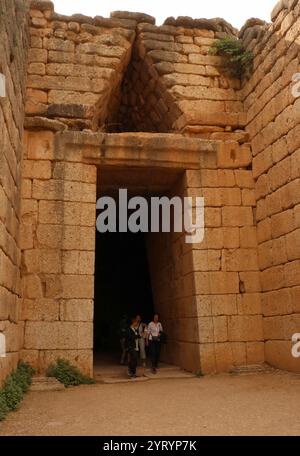 Il Tesoro di Atreo o Tomba di Agamennone è una grande tholos o tomba ad alveare costruita tra il 1400 e il 1200 a.C. a Micene, in Grecia. È la più grande ed elaborata tomba di tholos che sia stata costruita nell'età del bronzo Egeo, Foto Stock