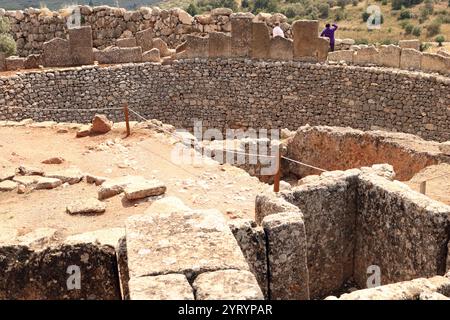 La tomba circolare A è un cimitero reale del XVI secolo a.C. situato a sud della porta dei leoni, l'ingresso principale della cittadella dell'età del bronzo di Micene nel sud della Grecia. Questo complesso di sepoltura è stato costruito fuori dalle mura di Micene e infine racchiuso nell'acropoli quando la fortificazione è stata estesa durante il XIII secolo a.C. Rappresenta una delle caratteristiche significative della prima fase della civiltà micenea. Foto Stock