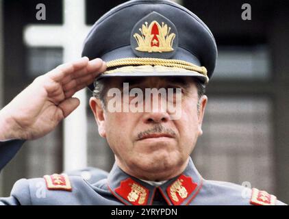 Augusto Pinochet Ugarte (1915 2006) dittatore militare cileno che governò il Cile dal 1973 al 1990. Fu il capo della giunta militare dal 1973 al 1981, e fu dichiarato presidente della Repubblica dalla giunta nel 1974 e divenne quindi il dittatore del Cile Foto Stock