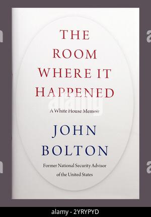 Il libro più venduto di John Bolton sul suo mandato nell'amministrazione Trump, "The Room Where IT Happened", pubblicato da Simon & Schuster nel giugno 2020. John Robert Bolton (New York, 20 novembre 1948) è un diplomatico statunitense, consulente repubblicano e commentatore politico. Ha servito come ambasciatore degli Stati Uniti presso le Nazioni Unite dal 2005 al 2006 e come 27° consigliere per la sicurezza nazionale degli Stati Uniti dal 2018 al 2019. Foto Stock