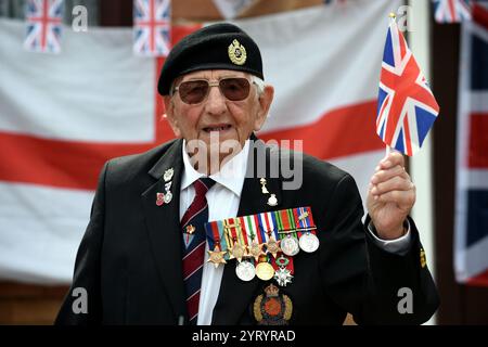 Don Sheppard, veterano della seconda guerra mondiale, 100 anni il 4 maggio 2020. Il veterano del D-Day Don Sheppard, prese parte agli sbarchi in Normandia, alla campagna nordafricana contro Rommel e alle battaglie attraverso la Sicilia e al D-Day a Juno Beach. Foto Stock