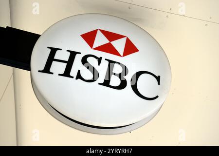 Sede di Londra di HSBC Holdings, una holding britannica di banche d'investimento multinazionali e di servizi finanziari. Era la settima banca più grande del mondo nel 2018. HSBC trae origine in un Hong Kong britannico e la sua forma attuale è stata fondata a Londra dalla Hongkong and Shanghai Banking Corporation per fungere da nuova holding di gruppo nel 1991 Foto Stock