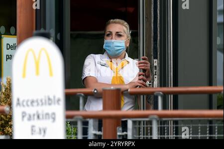 Il servizio di prelievo è disponibile solo in auto attraverso il fast food McDonald's nel Regno Unito. 8 giugno 2020 nella pandemia del Corona virus. 28 maggio 2020. La pandemia di COVID-19 si è diffusa nel Regno Unito alla fine di gennaio 2020. Al 28 giugno 2020 vi erano stati 311.151 casi confermati e 43.550 decessi di casi confermati. La giornata della vittoria in Europa è la giornata che celebra l'accettazione formale da parte degli Alleati della seconda guerra mondiale della resa incondizionata delle forze armate della Germania nazista martedì 8 maggio 1945, segnando la fine della seconda guerra mondiale in euro Foto Stock