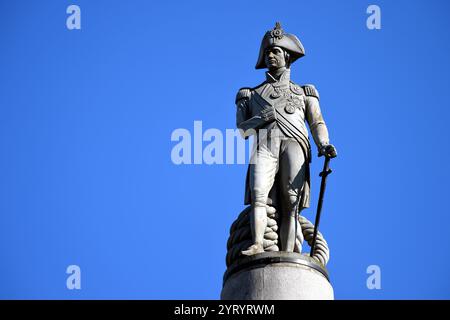 La colonna di Nelson è un monumento a Trafalgar Square nella City of Westminster, nel centro di Londra, costruito per commemorare l'ammiraglio Horatio Nelson, morto nella Battaglia di Trafalgar nel 1805. Il monumento fu costruito tra il 1840 e il 1843 su progetto di William Railton Foto Stock