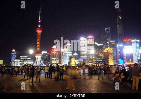 Shanghai, nella Repubblica Popolare Cinese. Si trova sull'estuario meridionale dello Yangtze, con il fiume Huangpu che scorre attraverso di esso. Con una popolazione di 24,28 milioni di abitanti nel 2019, è l'area urbana più popolosa della Cina e la seconda città più popolosa del mondo. Shanghai è un centro globale per la finanza, l'innovazione e i trasporti e il porto di Shanghai è il porto container più trafficato al mondo. 2014 Foto Stock