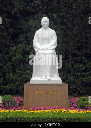 Soong Ching-ling Memorial Park, Shanghai. Rosamond Soong Ching-ling (1893 1981) è stata una figura politica cinese. Come terza moglie di Sun Yat-sen, uno dei leader della rivoluzione del 1911 che istituì la Repubblica di Cina, fu spesso chiamata Madame Sun Yat-sen. Dopo l'istituzione della Repubblica Popolare Cinese nel 1949, ha ricoperto diverse posizioni di spicco nel nuovo governo, tra cui il Vice Presidente (1949?1954; 1959?1975) e il Vice Presidente del Comitato permanente del Congresso Nazionale del popolo (1954?1959; 1975?1981) Foto Stock