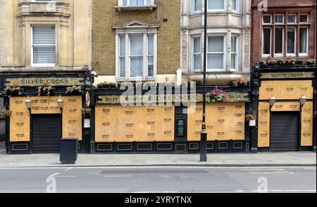 Aziende, tra cui pub, chiuse e si imbarcarono a Londra, durante l'epidemia del virus Corona. 15 giugno 2020 Foto Stock