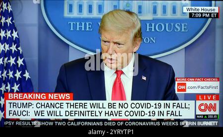 Copertura televisiva STATUNITENSE: Il presidente AMERICANO Donald Trump parla alla stampa durante la pandemia del Corona virus. 24 aprile 2020. La pandemia di COVID-19 ha raggiunto gli Stati Uniti nel gennaio 2020. Alla fine di marzo, i casi si erano verificati in tutti i 50 stati degli stati Uniti. A partire dal 24 giugno 2020, gli Stati Uniti hanno avuto i casi attivi e morti più confermati al mondo Foto Stock