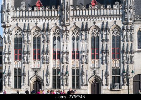 Facciata del gotico brabantino Stadhuis van Brugge / Hôtel de ville de Bruges (Municipio di Bruges) costruita dal XIV al XV secolo su piazza Burg / Place du Bourg Foto Stock