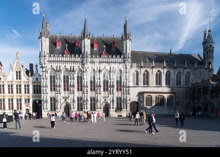 Rinascimentale Oude Civiele Griffie (vecchio registro civile) costruito nel XVI secolo e facciata del gotico brabantino Stadhuis van Brugge / Hôtel de ville de Bru Foto Stock