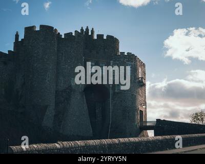 Imponenti merlature e ingresso al castello di dover, dover, Kent, Inghilterra, Regno Unito, GB. Foto Stock