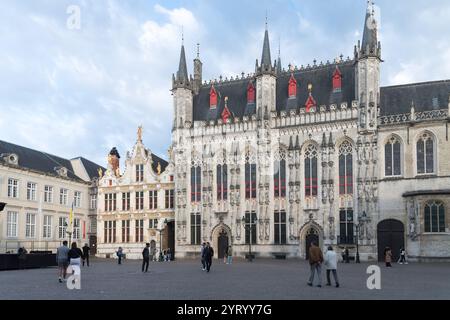 Rinascimentale Oude Civiele Griffie (vecchio registro civile) costruito nel XVI secolo e facciata del gotico brabantino Stadhuis van Brugge / Hôtel de ville de Bru Foto Stock