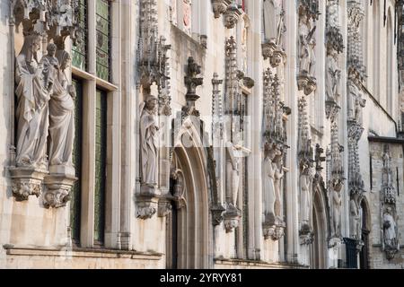 Facciata del gotico brabantino Stadhuis van Brugge / Hôtel de ville de Bruges (Municipio di Bruges) costruita dal XIV al XV secolo su piazza Burg / Place du Bourg Foto Stock