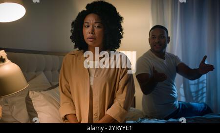 La coppia litiga la triste donna afroamericana si sente disperata gelosa marito arrabbiato uomo che urla accusando urla urla parlando con la moglie rompere Foto Stock