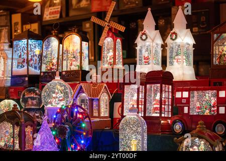 Londra, Regno Unito. 4 dicembre 2024. Diversi tipi e forme di globi da neve sono esposti in vendita al mercatino di Natale di Londra. Londra, capitale britannica, è molto famosa in tutto il mondo per le sue luci di Natale, i mercati e gli edifici iconici. Molti edifici sono decorati in modo molto elegante. Credito: SOPA Images Limited/Alamy Live News Foto Stock